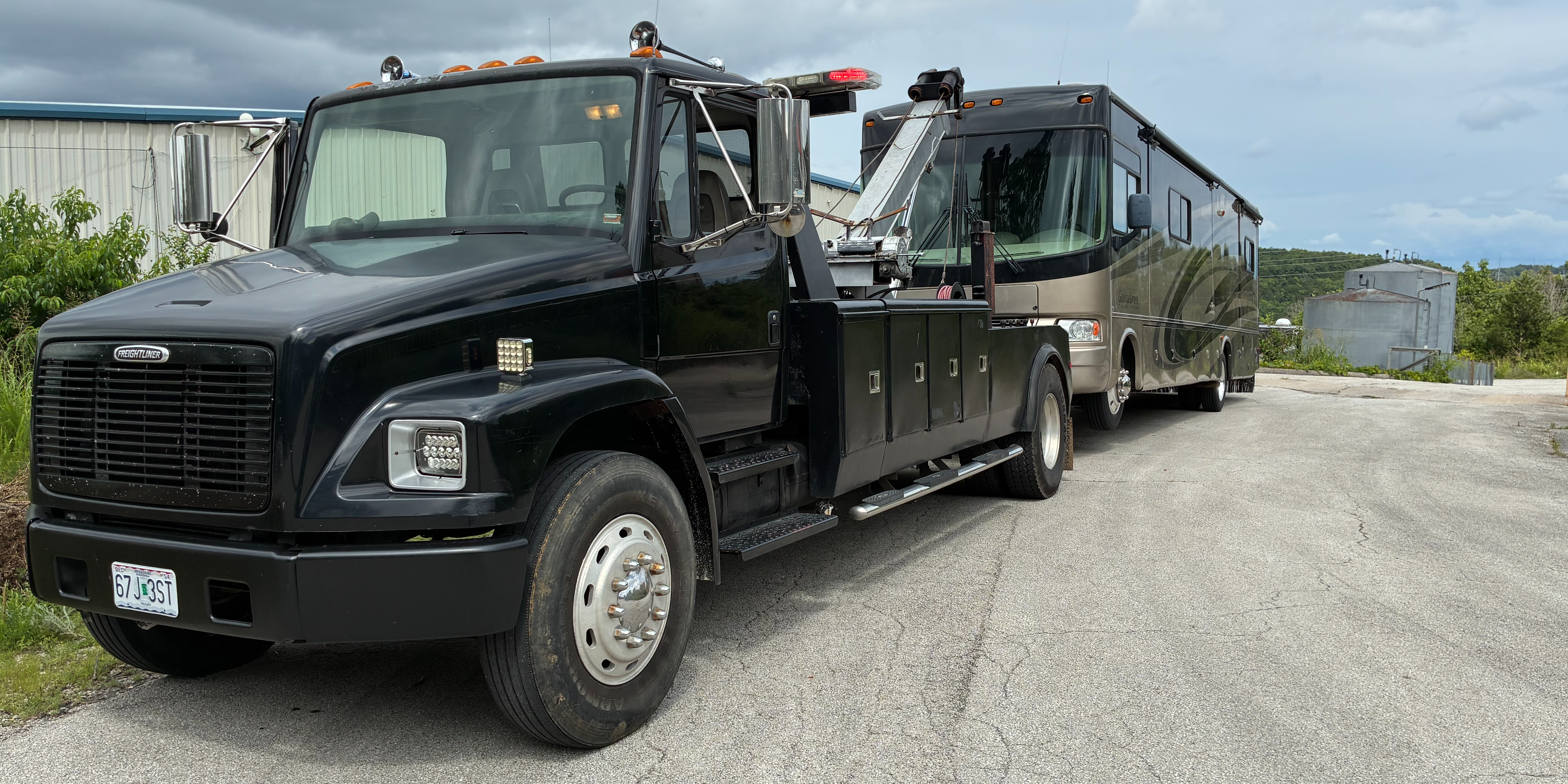 RV Towing Image